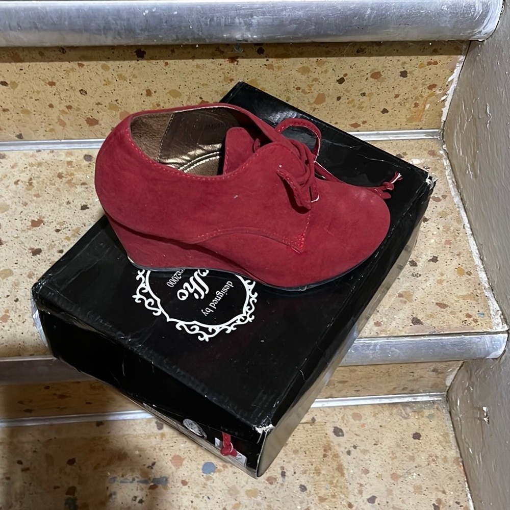 Red wedge shoe